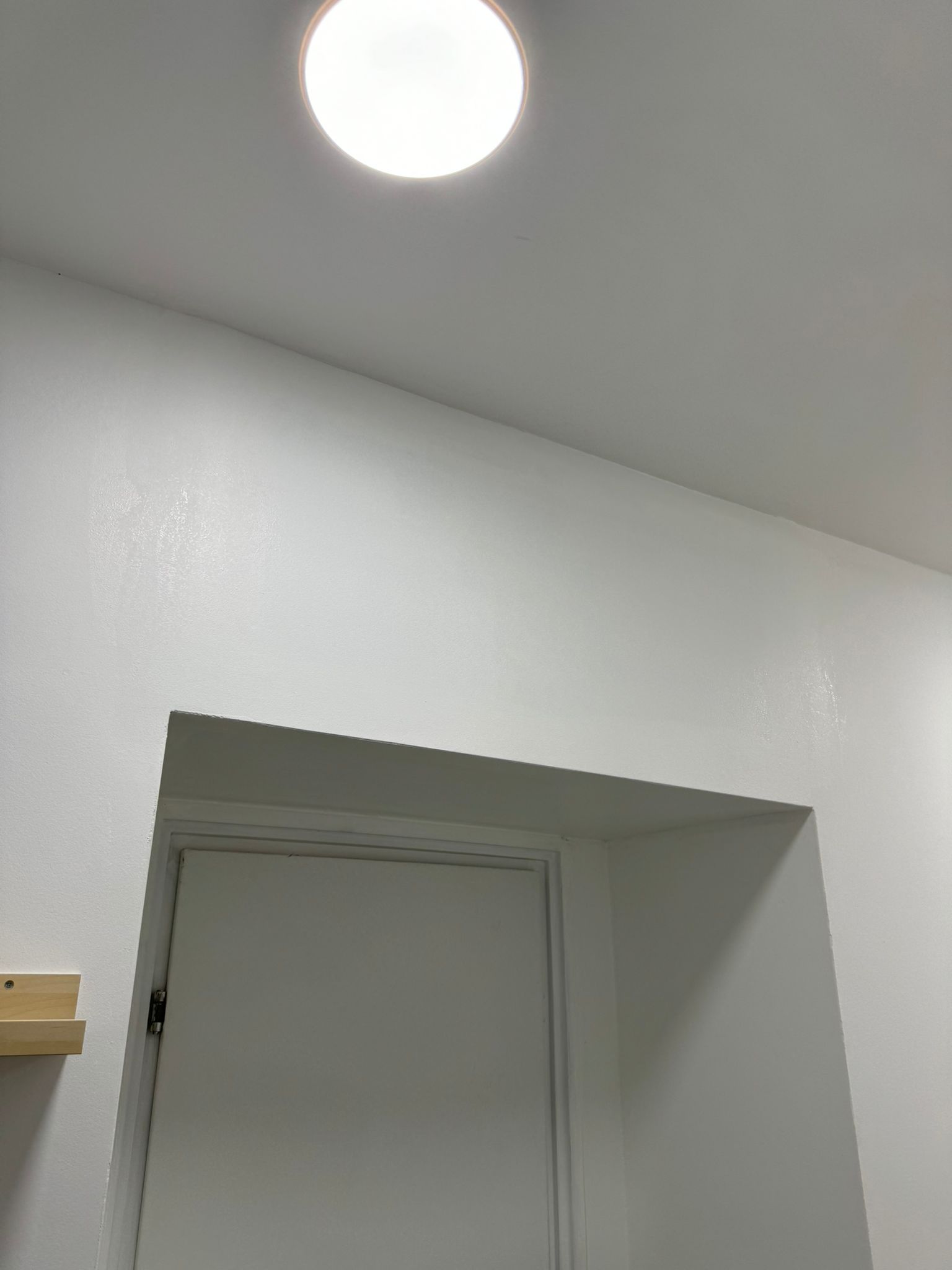 הסתרת צינורות מזגן על ידי קיר גבס